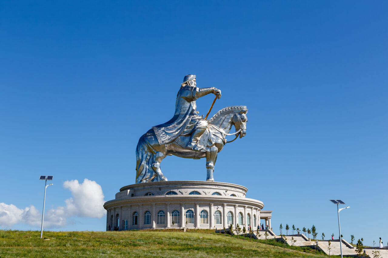 巨大なシルバーチンギスハン騎馬像